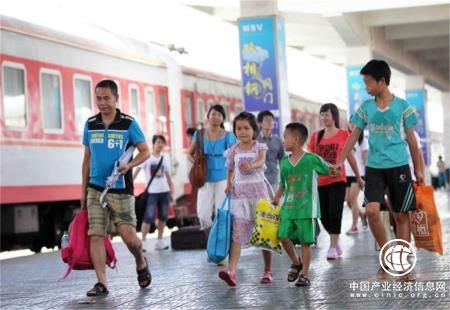 2017中國鐵路暑運拉開(kāi)帷幕 預計發(fā)送旅客5.98億人次