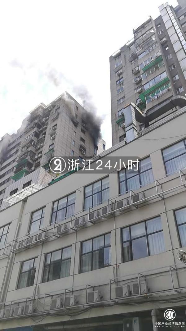 突發(fā)！浙江杭州慶春路一大廈16樓起火，有消防戰士中暑送醫