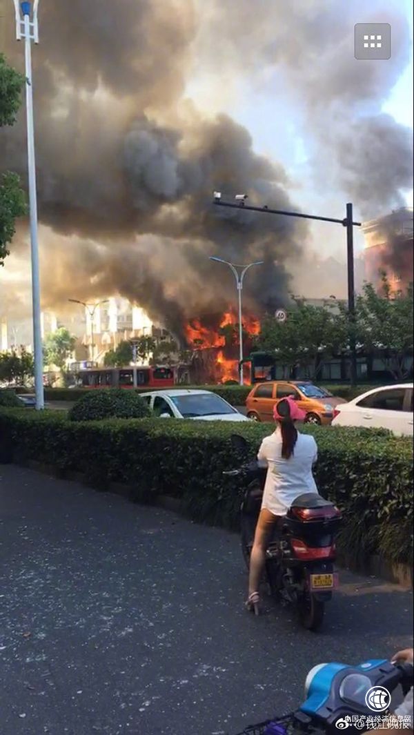 杭州一街邊餐館煤氣瓶爆炸，路過(guò)公交車(chē)玻璃全碎至少1人傷重