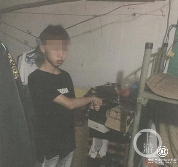 重慶一男子剛入職便盜竊同事工資，民警假扮快遞小哥將其抓獲
