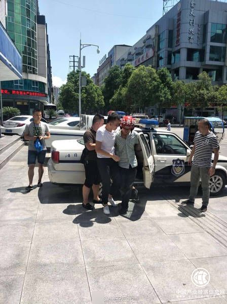 男子無(wú)故飛踹環(huán)衛工老人 致其顱內出血
