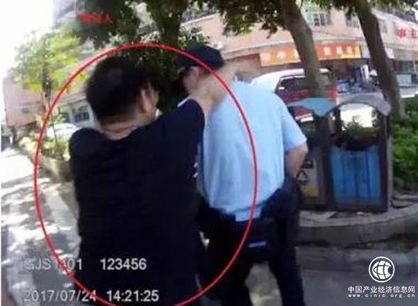廣州一男子酒后因瑣事打人對民警動(dòng)粗，涉嫌妨害公務(wù)被刑拘