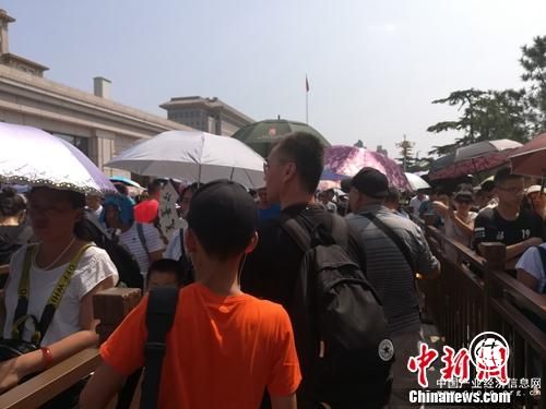 低頭玩手機、閑聊吃東西：博物館變成“乘涼地”？