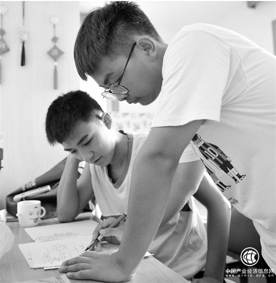 暑假做兼職家教攢學(xué)費 18歲的他既自豪又滿(mǎn)足