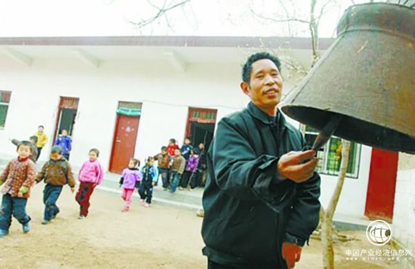 河南一教師修校舍累偏癱，妻子堅持16年翻山越嶺背他去教書(shū)  