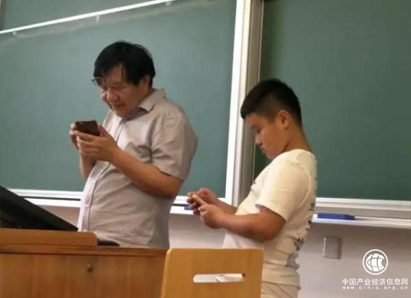 十歲男生在復旦大學(xué)旁聽(tīng)加老師微信，其母強調他不是“神童”
