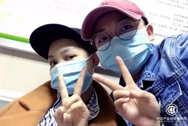 貴州女生患白血病化療后掉光頭發(fā)，好友剃成光頭全程陪伴治療