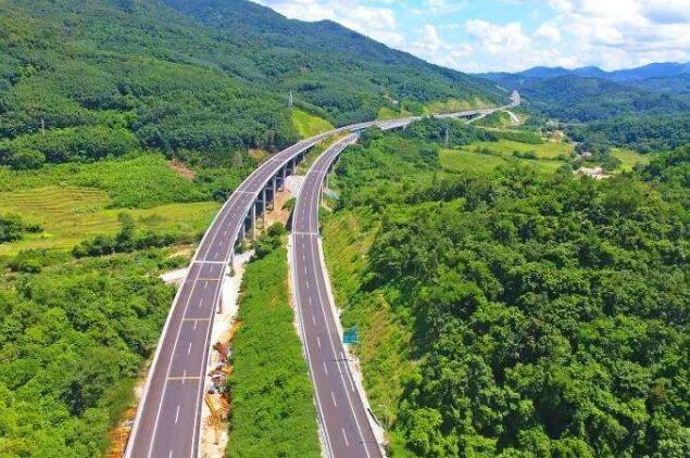 “云端高速”建成通車(chē) 海南中線(xiàn)建設收官